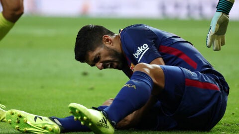 Luis Su&aacute;rez se duele sobre el c&eacute;sped del Bernab&eacute;u