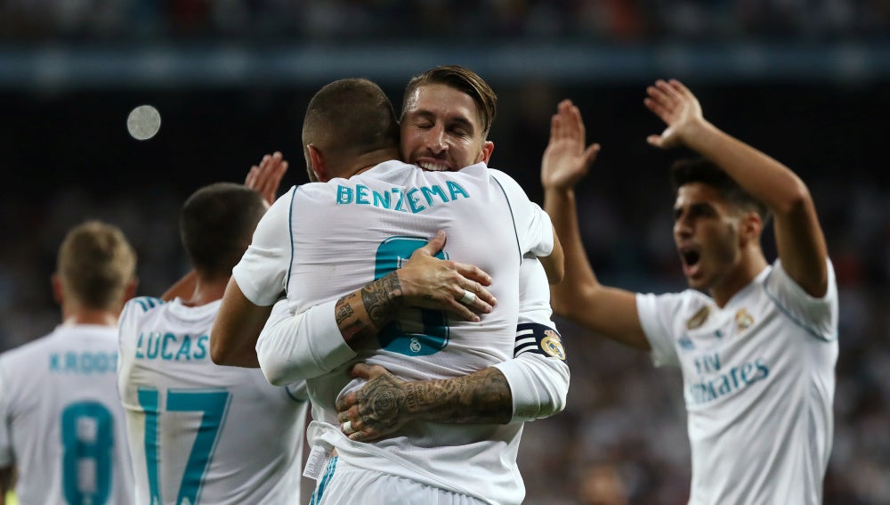 Sergio Ramos abraza a Benzema tras su gol contra el Barcelona en la Supercopa de España