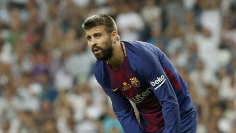 Piqu&eacute; se duele durante la Supercopa de Espa&ntilde;a