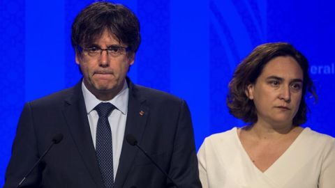 El presidente de la Generalitat Carles Puigdemont, y la alcaldesa de Barcelona, Ada Colau