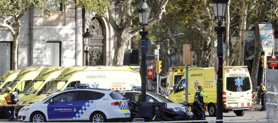 Ambulancias y efectivos de la policía acordonan la zona del atentado Ambulancias y efectivos de la policía acordonan la zona del atentado