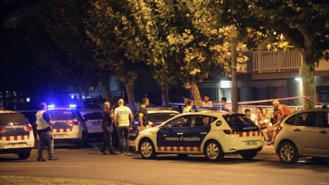 La polic&iacute;a inspecciona un coche en Cambrils