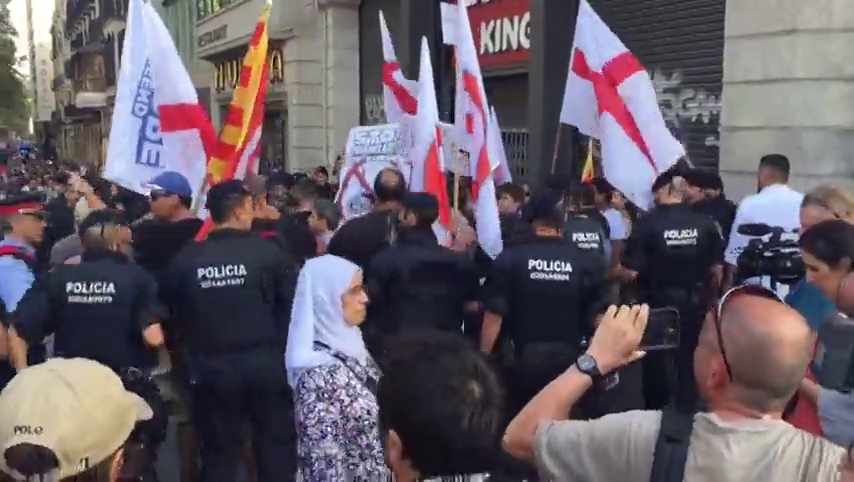 Tensión en La Rambla entre una marcha de ultraderecha y grupos antifascistas Tensión en La Rambla entre una marcha de ultraderecha y grupos antifascistas