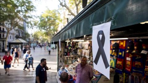 Un lazo negro cuelga de uno de los kioskos de las Ramblas de Barcelona tras el atentado