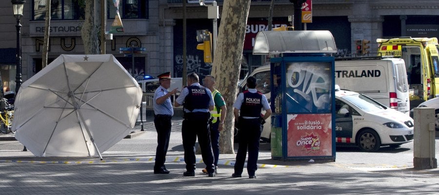 Efectivos policiales en el lugar del atentado ocurrido en las Ramblas de Barcelona Efectivos policiales en el lugar del atentado ocurrido en las Ramblas de Barcelona