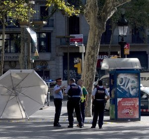 Efectivos policiales en el lugar del atentado ocurrido en las Ramblas de Barcelona Efectivos policiales en el lugar del atentado ocurrido en las Ramblas de Barcelona