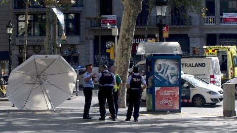 Efectivos policiales en el lugar del atentado ocurrido en las Ramblas de Barcelona