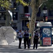Efectivos policiales en el lugar del atentado ocurrido en las Ramblas de Barcelona