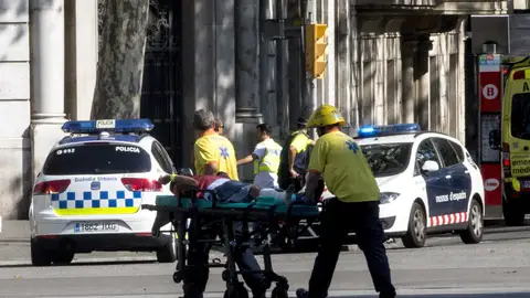 Los servicios de emergencia trasladan a uno de los heridos Los servicios de emergencia trasladan a uno de los heridos