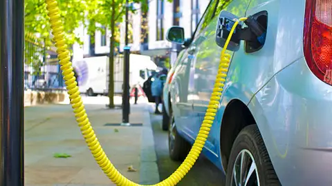 Coche eléctrico Existen una serie de medidas que intentan facilitar la conducción a aquellos que circulen con un vehículo propulsado por energías alternativas.