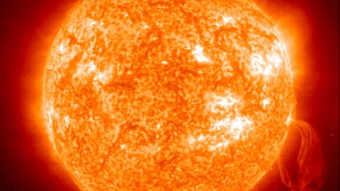 El Sol con una llamarada varias veces m&aacute;s grande que nuestro planeta