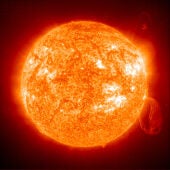 El Sol con una llamarada varias veces más grande que nuestro planeta