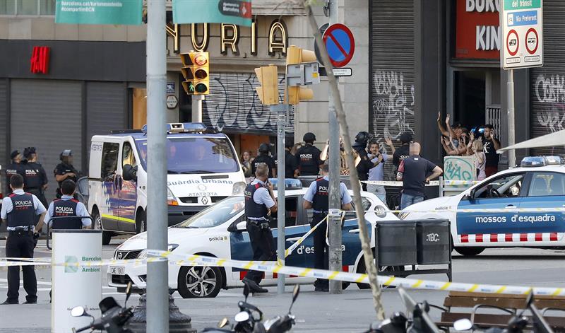 Desciende a 21 el número de heridos ingresados por los atentados en Barcelona y Cambrils, 4 en estado crítico Desciende a 21 el número de heridos ingresados por los atentados en Barcelona y Cambrils, 4 en estado crítico