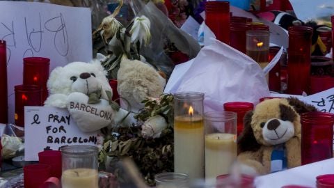 Como en otras ciudades, se ha hecho viral el hashtag #prayforBarcelona