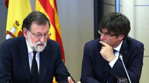 Mariano Rajoy y Carles Puigdemont, en su reuni&oacute;n tras los atentados de Catalunya