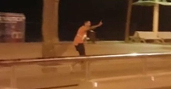 Así abatieron los Mossos a uno de los terroristas de Cambrils Así abatieron los Mossos a uno de los terroristas de Cambrils