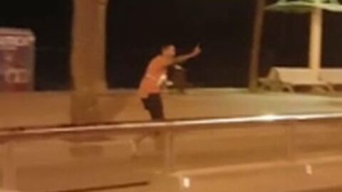 Momento en que el presunto terrorista es abatido