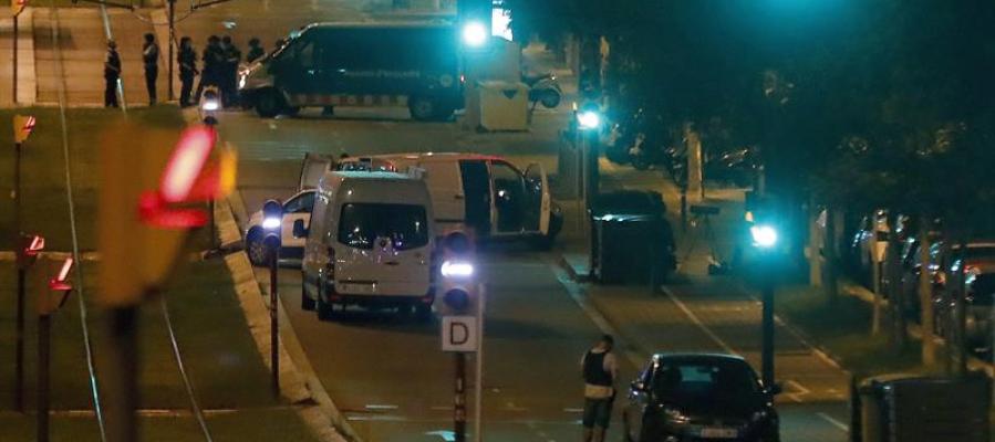 La policía en el lugar donde una personas murió anoche en la localidad de Sant Just Desvern (Barcelona) La policía en el lugar donde una personas murió anoche en la localidad de Sant Just Desvern (Barcelona)