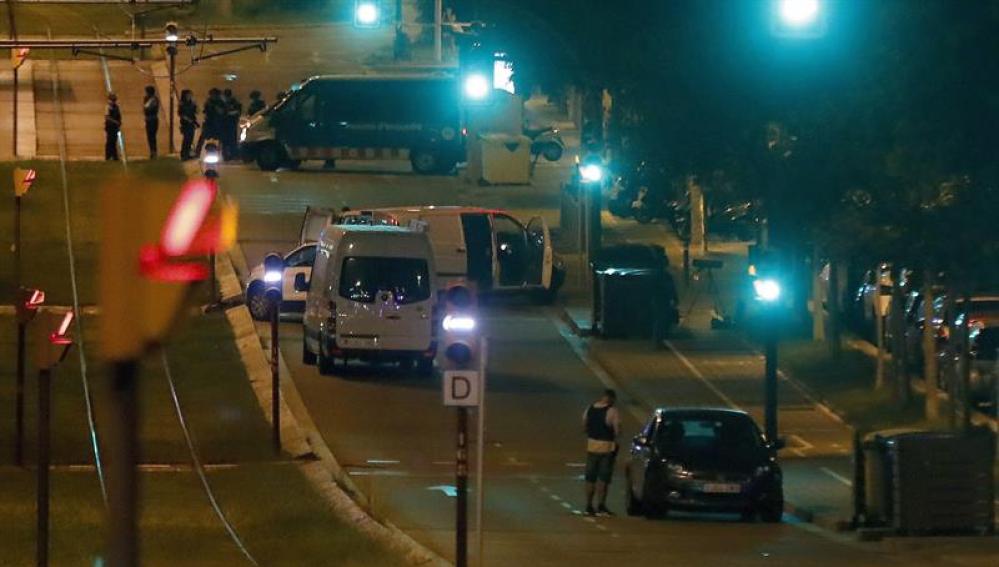 La policía en el lugar donde una personas murió anoche en la localidad de Sant Just Desvern (Barcelona)