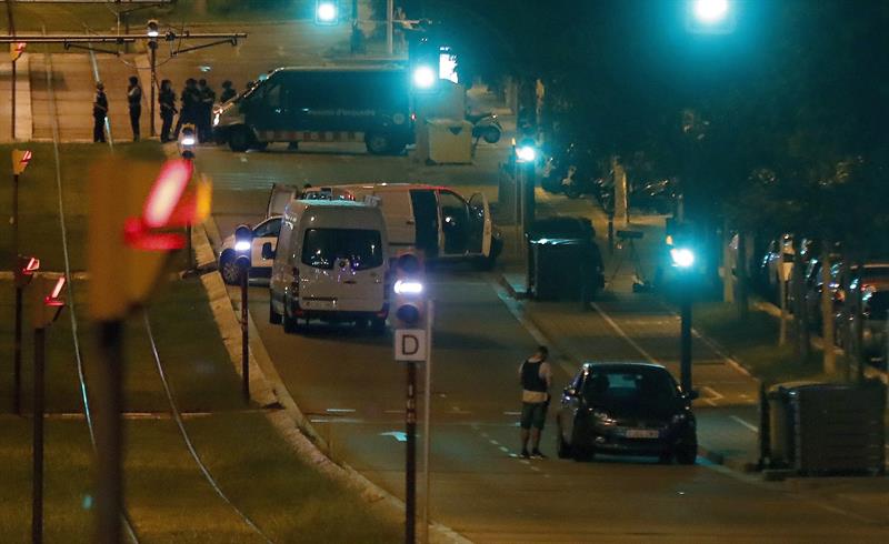 El hombre hallado muerto en el coche que embistió a uno de los Mossos en la Diagonal falleció por arma blanca El hombre hallado muerto en el coche que embistió a uno de los Mossos en la Diagonal falleció por arma blanca