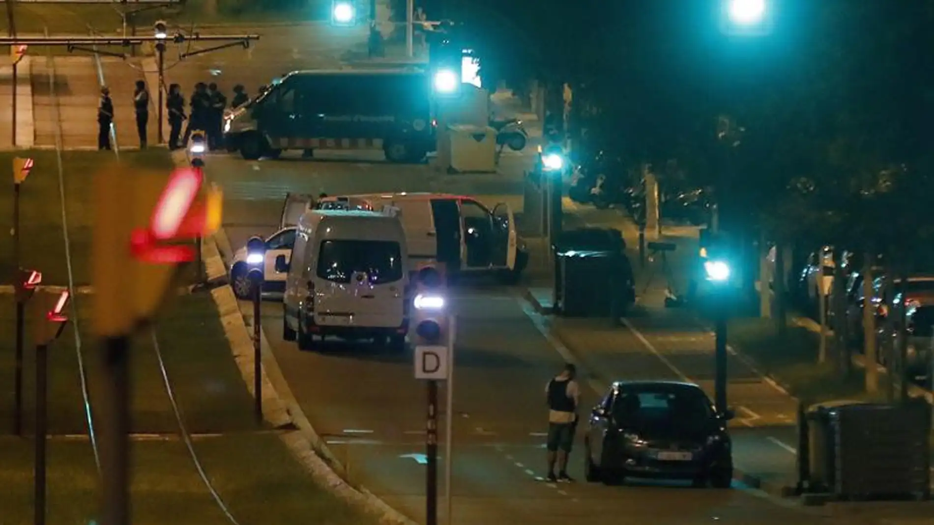 La policía en el lugar donde una personas murió anoche en la localidad de Sant Just Desvern (Barcelona)
