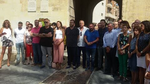 Miembros del Ayuntamiento de Elche guardan cinco minutos de silencio por el atentado terrorista en Barcelona