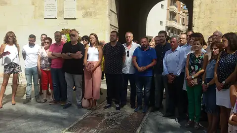 Miembros del Ayuntamiento de Elche guardan cinco minutos de silencio por el atentado terrorista en Barcelona Miembros del Ayuntamiento de Elche guardan cinco minutos de silencio por el atentado terrorista en Barcelona