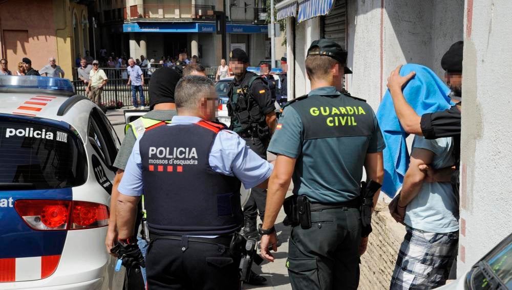 Guardia Civil y Mossos d'Esquadra se llevan al detenido 