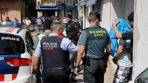 Guardia Civil y Mossos d'Esquadra se llevan al detenido 