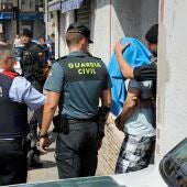 Guardia Civil y Mossos d'Esquadra se llevan al detenido 