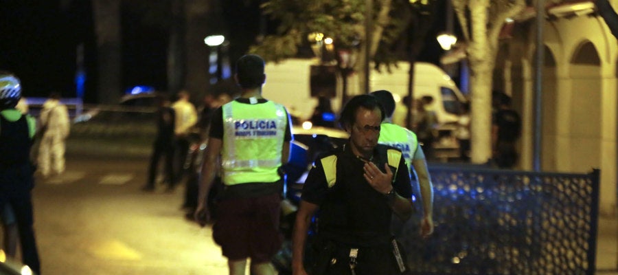 Miembros de las fuerzas seguridad en la zona del atentado en Cambrils Miembros de las fuerzas seguridad en la zona del atentado en Cambrils