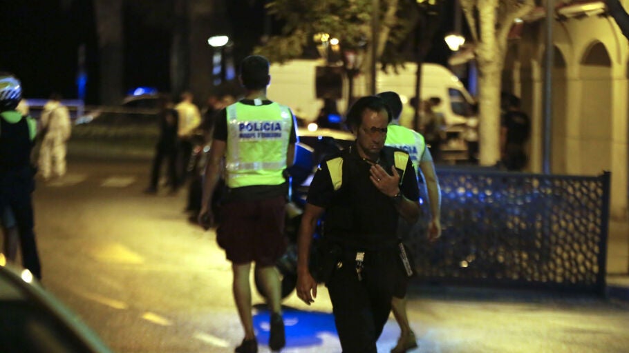 Miembros de las fuerzas seguridad en la zona del atentado en Cambrils