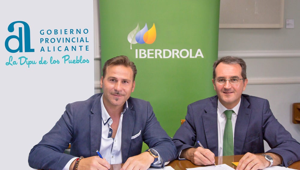 El diputado de Hacienda y Contratación, Alejandro Morant, y el delegado de Iberdrola en la Comunitat, Joaquín Longares, firman el acuerdo