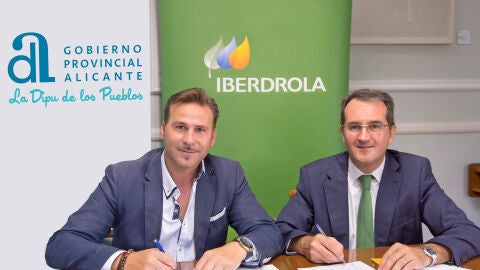 El diputado de Hacienda y Contrataci&oacute;n, Alejandro Morant, y el delegado de Iberdrola en la Comunitat, Joaqu&iacute;n Longares, firman el acuerdo