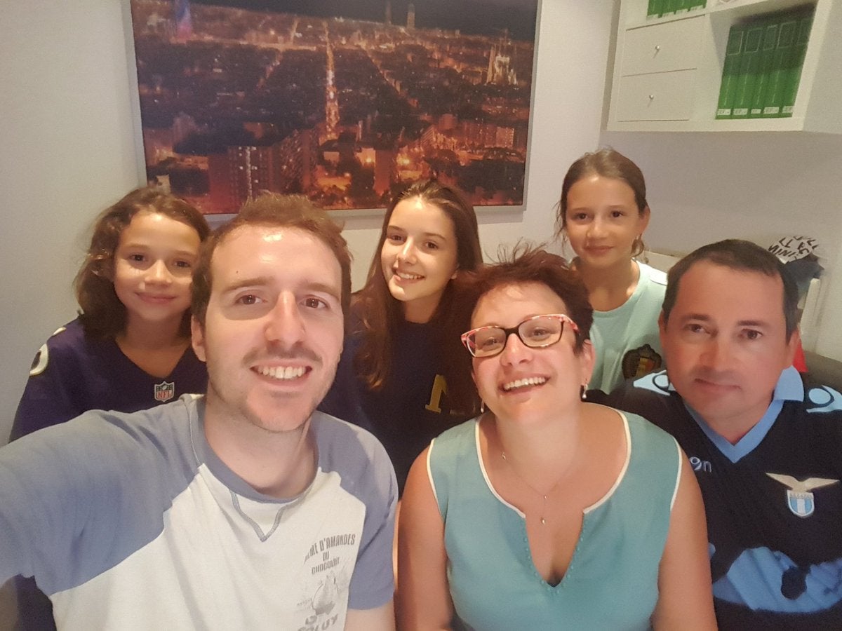 Un joven barcelonés, reflejo de solidaridad tras el atentado al acoger en su casa a una familia francesa Un joven barcelonés, reflejo de solidaridad tras el atentado al acoger en su casa a una familia francesa