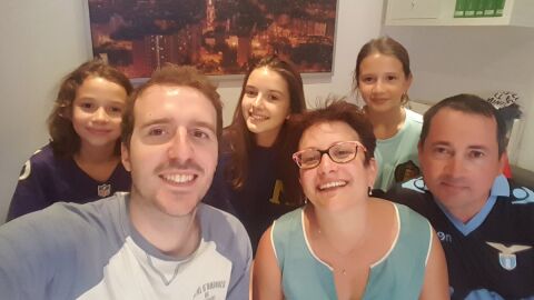 Imagen del joven de Barcelona junto con la familia francesa que acogi&oacute; en su casa