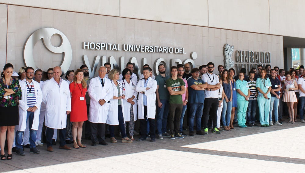Trabajadores del Hospital del Vinalopó guardan un minuto de silencio por las víctimas del atentado de Barcelona