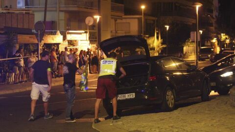 Un polic&iacute;a inspecciona un coche en Cambrils