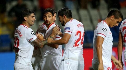 Los jugadores del Sevilla celebran un gol