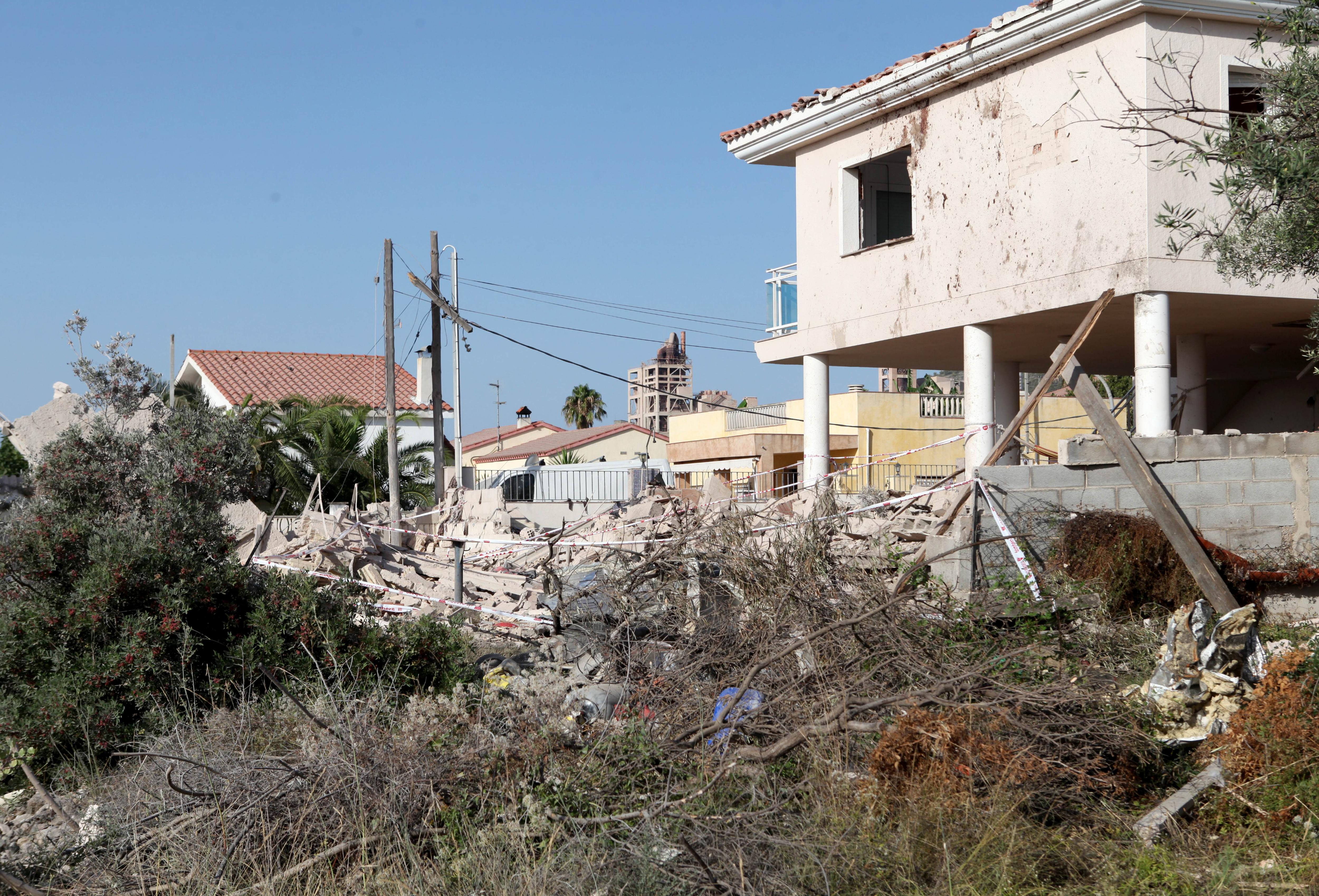 Los Mossos hallan nuevos restos biológicos entre los escombros de la explosión de Alcanar Los Mossos hallan nuevos restos biológicos entre los escombros de la explosión de Alcanar