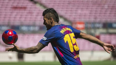 Paulinho da el bal&oacute;n a los aficionados en su presentaci&oacute;n