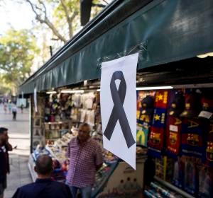 Un lazo negro cuelga de uno de los kioskos de las Ramblas de Barcelona tras el atentado Un lazo negro cuelga de uno de los kioskos de las Ramblas de Barcelona tras el atentado