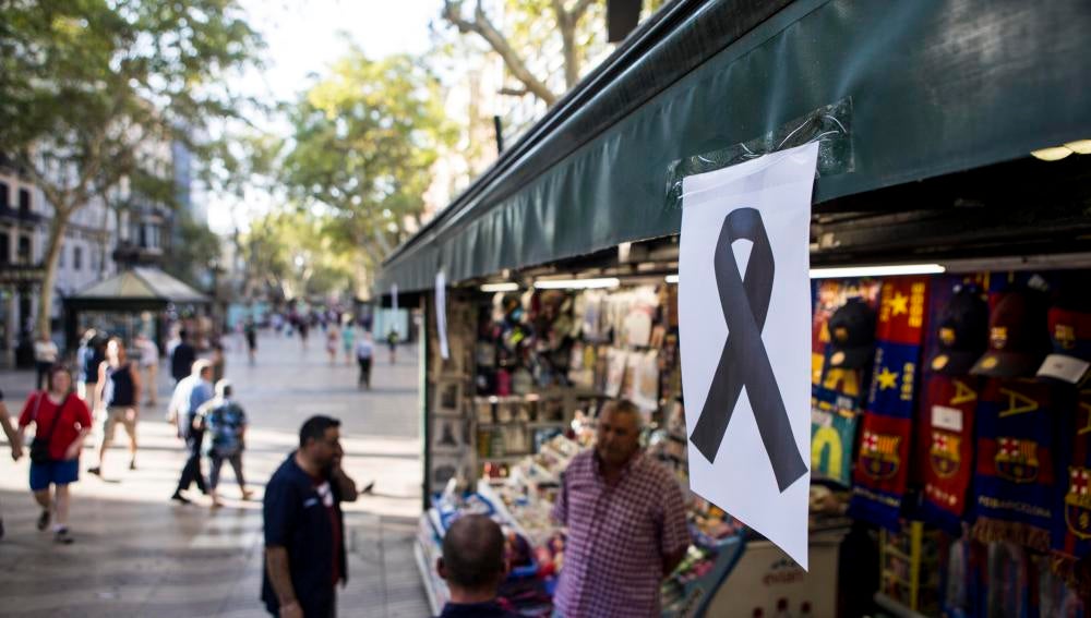 Un lazo negro cuelga de uno de los kioskos de las Ramblas de Barcelona tras el atentado
