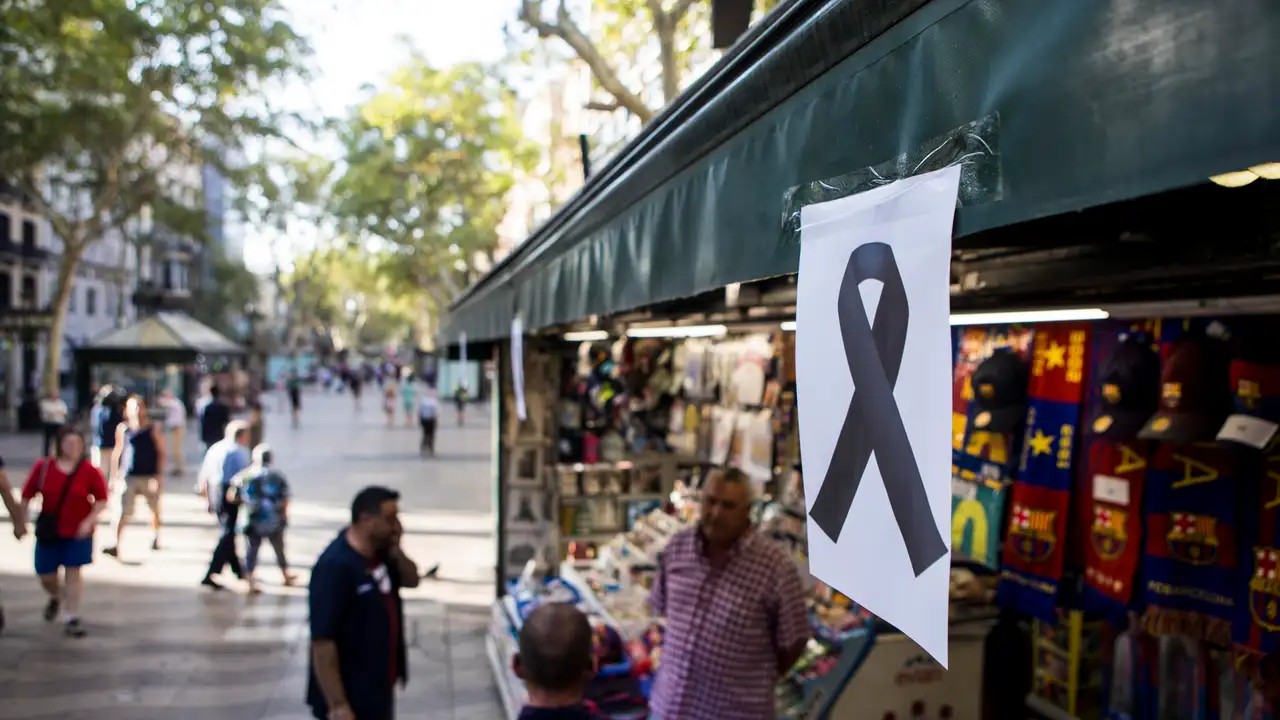 Un lazo negro cuelga de uno de los kioskos de las Ramblas de Barcelona tras el atentado Un lazo negro cuelga de uno de los kioskos de las Ramblas de Barcelona tras el atentado