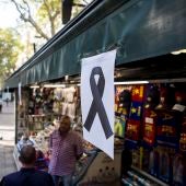 Un lazo negro cuelga de uno de los kioskos de las Ramblas de Barcelona tras el atentado