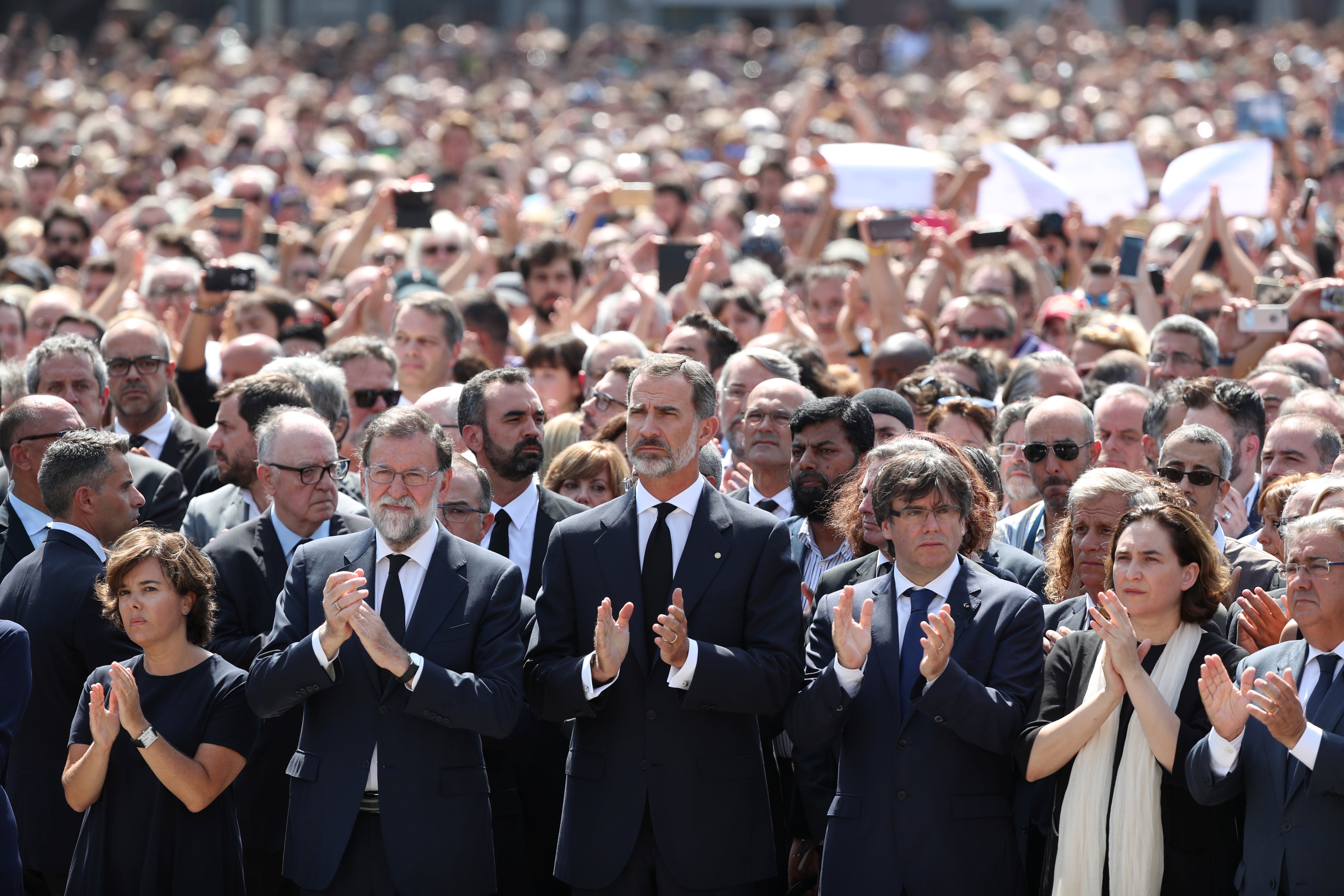 "No tengo miedo" responden los barceloneses a los atentados en el minuto de silencio en la Plaza de Cataluña "No tengo miedo" responden los barceloneses a los atentados en el minuto de silencio en la Plaza de Cataluña