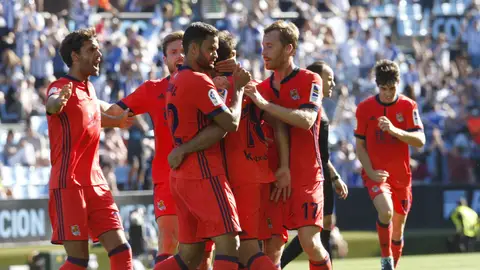 Los jugadores de la Real Sociedad celebran el gol de Juanmi contra el Celta Los jugadores de la Real Sociedad celebran el gol de Juanmi contra el Celta