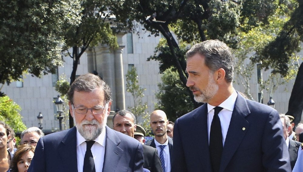  El rey Felipe VI, junto al presidente del Gobierno, Mariano Rajoy