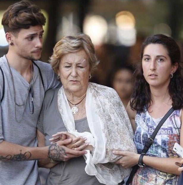 El hijo de una mujer herida en el atentado de Barcelona pide ayuda para encontrar a los jóvenes que ayudaron a su madre El hijo de una mujer herida en el atentado de Barcelona pide ayuda para encontrar a los jóvenes que ayudaron a su madre