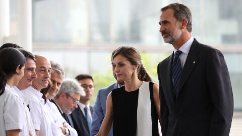 Los Reyes visitan a los heridos del atentado de Las Ramblas en el Hospital del Mar